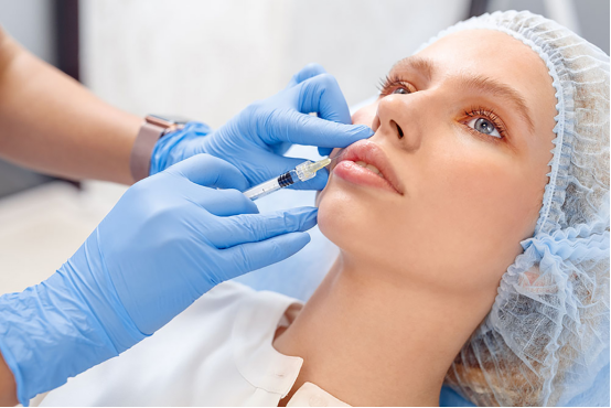 ¿Cómo abordan las líneas finas los rellenos de ácido hialurónico de aspecto natural?